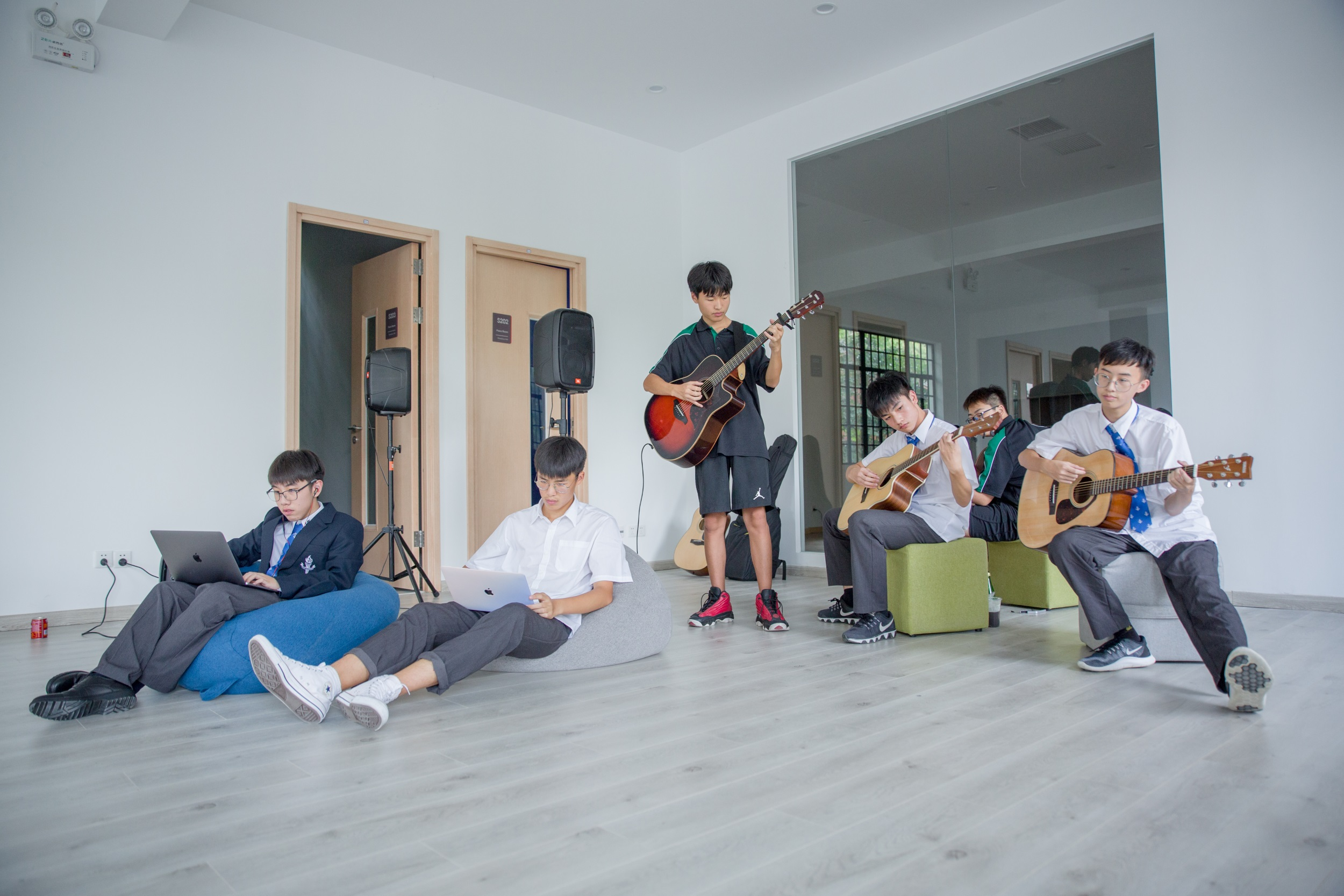 學(xué)生音樂練習(xí)